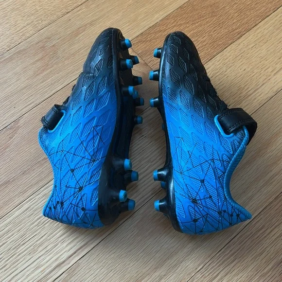 Youth boys soccer cleats Size 12 - Picture 4 of 5